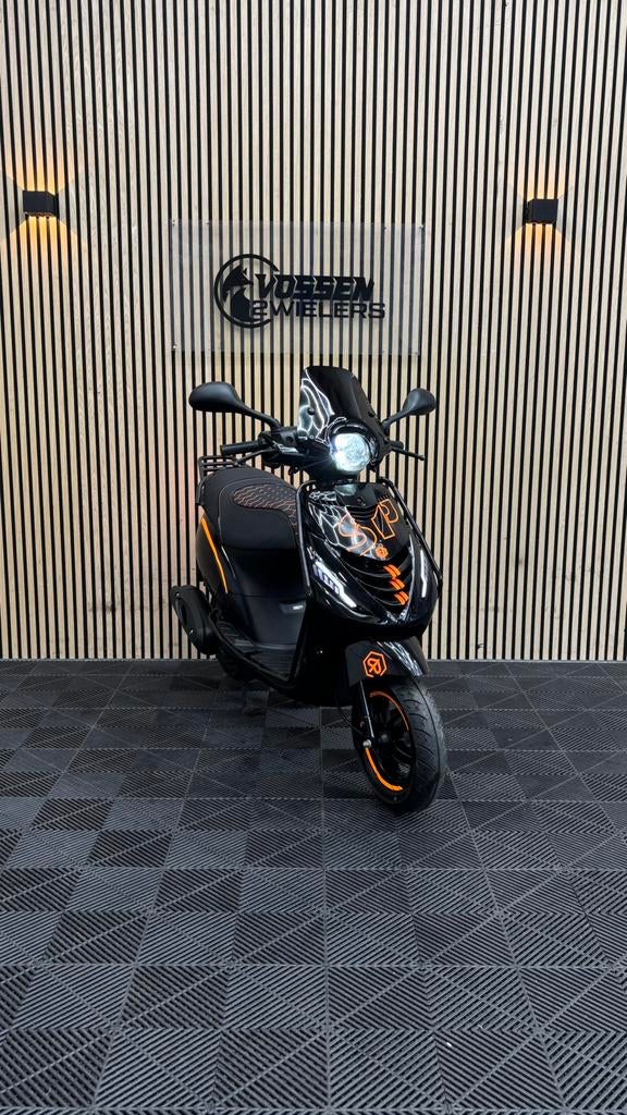 Piaggio Zip | Black & Orange | 2014 | 3.600 km | Full option, Maximaal 45 km/u, Zip, Zo goed als nieuw, Benzine