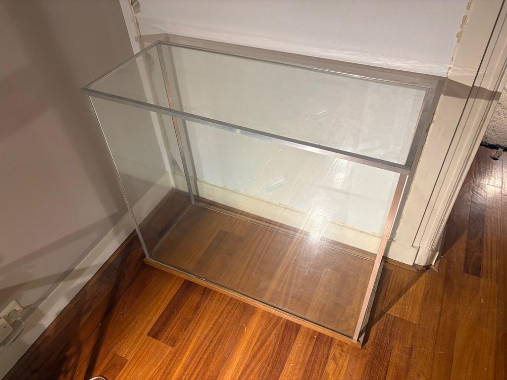 Grote glazen vitrine kast, Ophalen, Met plank(en), Gebruikt, 100 tot 150 cm
