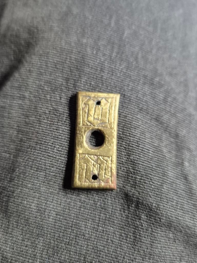 Bodemvondst messing sluitoog boekbeslag gotische letters, Ophalen of Verzenden