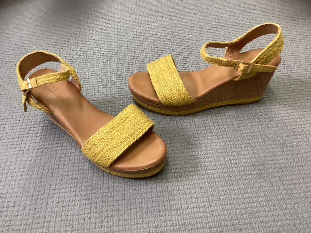 Gele sandalen met sleehak, Kleding | Dames, Schoenen, Ophalen of Verzenden, Nieuw, Geel, Sandalen of Muiltjes