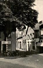 Aalten - Kerkstraat - Hoek met fietsen, Ophalen of Verzenden, 1940 tot 1960, Gelopen, Gelderland