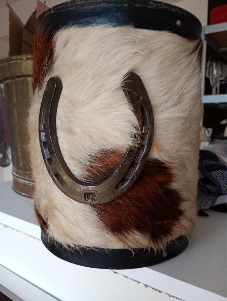 Vintage wijnkoeler met hoefijzer en huid, Huis en Inrichting, Woonaccessoires | Wijnrekken