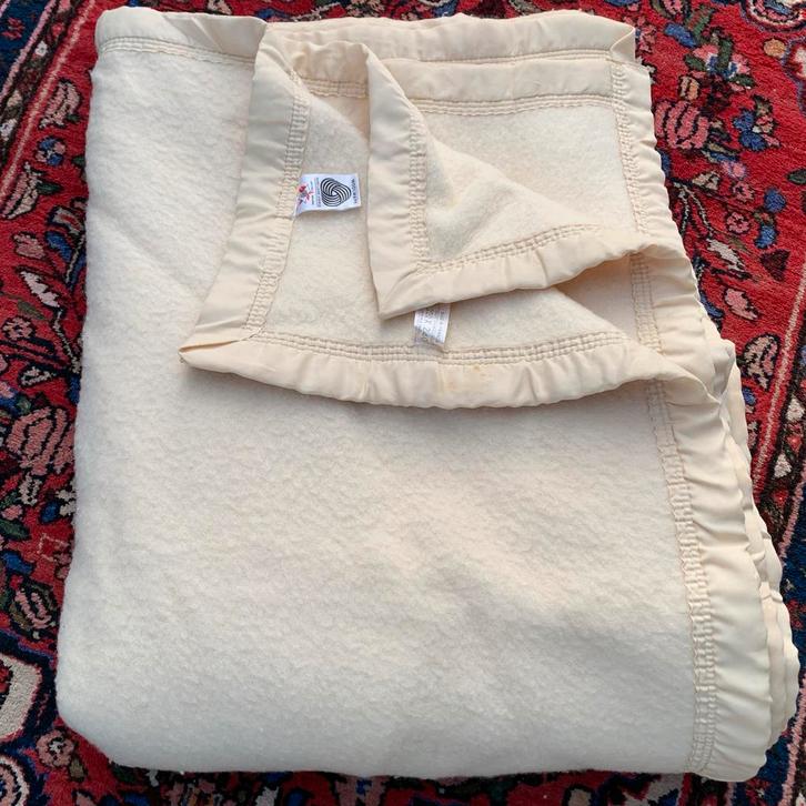 Vintage wollen deken, crème wit, met satijnen rand 220x240, Huis en Inrichting, Woonaccessoires | Plaids en Woondekens, Gebruikt