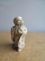 Netsuke ?~Klein Chinees beeldje~Oude man met duif, Ophalen of Verzenden