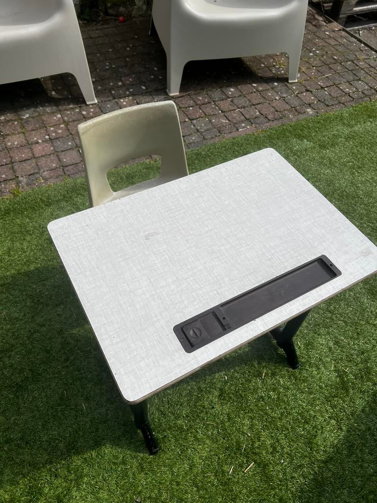 Bureau & stoel kleuter met inktpothouder, Ophalen, Zo goed als nieuw