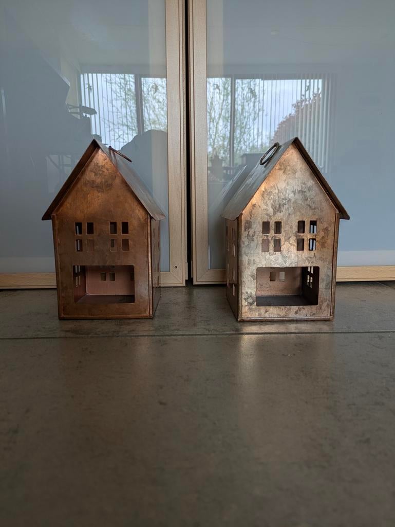Twee koperkleurige huisjes als kandelaar, Ophalen