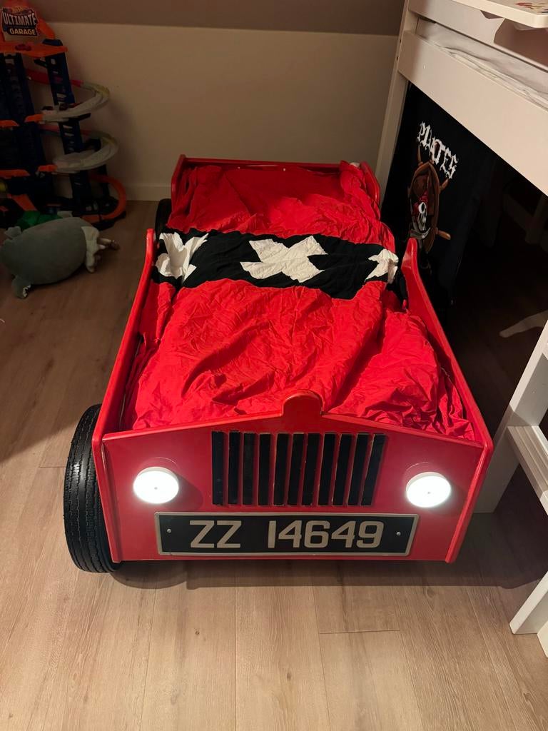 Autobed met LED lampjes - Perfect voor jonge coureurs!, Gebruikt, 70 tot 85 cm, Matras, 140 tot 160 cm