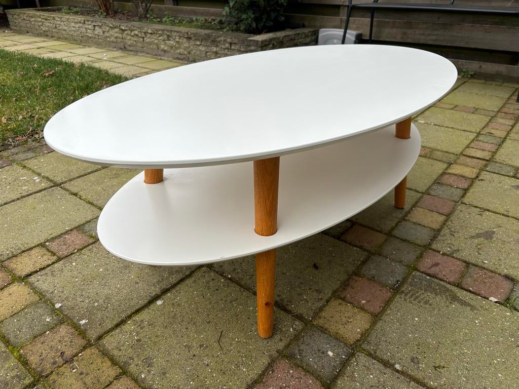 Witte ovale salontafel met houten poten, Huis en Inrichting, Tafels | Salontafels, Ophalen, Gebruikt, 100 tot 150 cm, 50 tot 100 cm