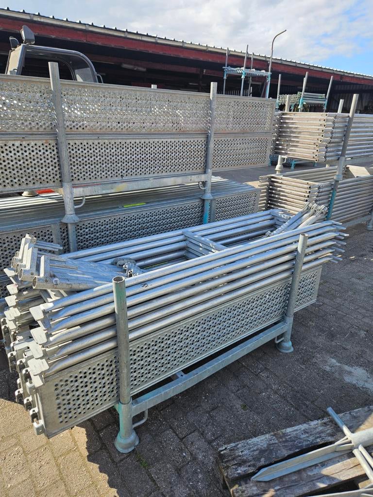 Aluminium gevelsteiger +/- 130 m² (compatible layher blitz), Doe-het-zelf en Verbouw, Steigers, Ophalen, ., Zo goed als nieuw