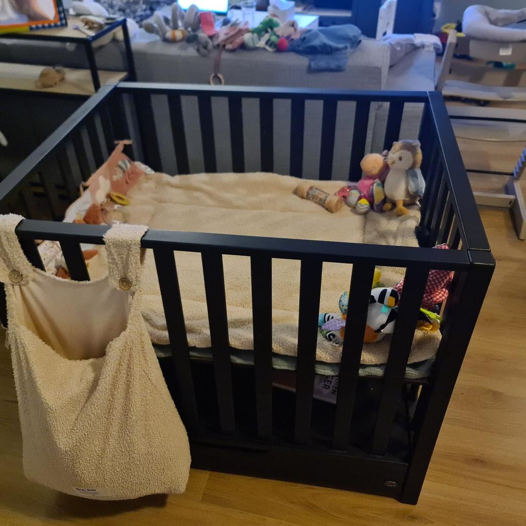 Zwarte houten box met verstelbare bodem, Kinderen en Baby's, Boxen, Ophalen, Gebruikt, Vierkant, In hoogte verstelbaar