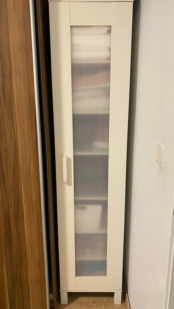 Smalle witte kast met geribbeld glazen deur ikea, Ophalen, Gebruikt