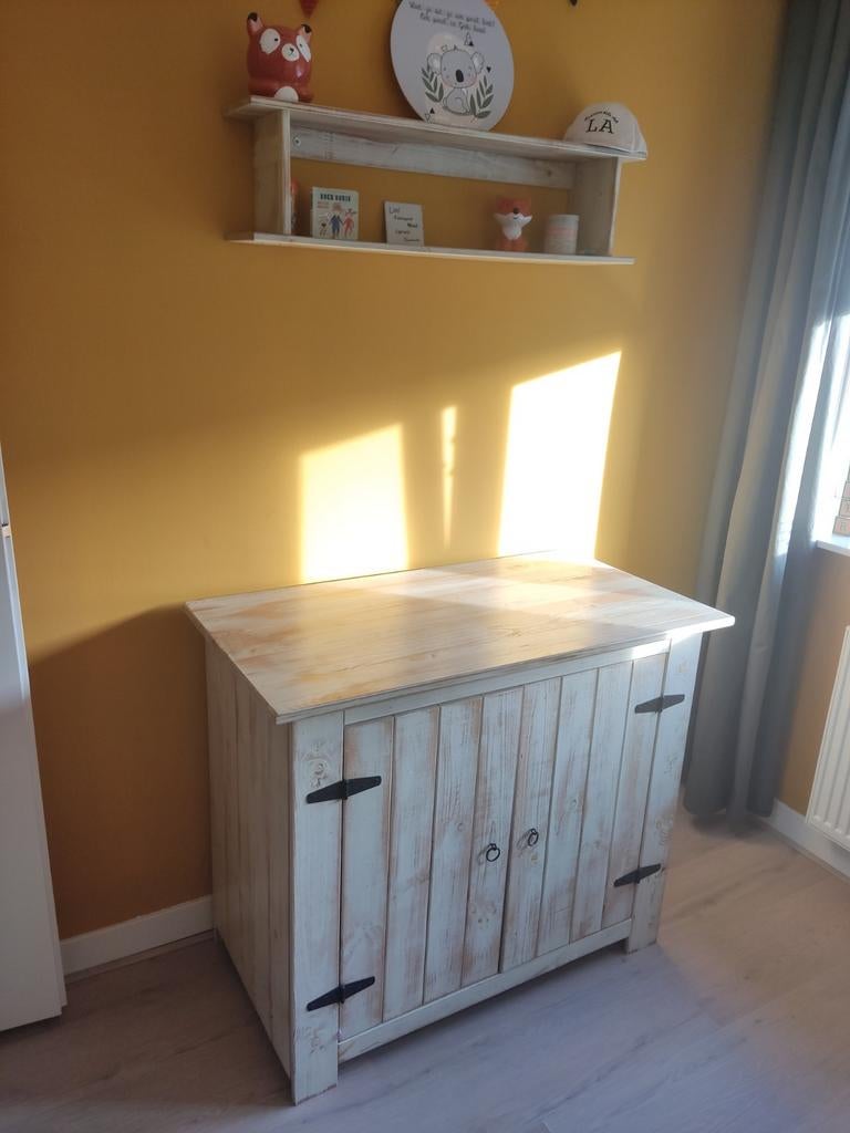 Commode met wandplank, Ophalen