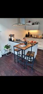 Hoge tafel en twee krukken, 2 krukken, Ophalen, 60 tot 90 cm