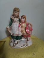8233) antiek  ceramisch beeld 2 kinderen op bankje, Ophalen of Verzenden