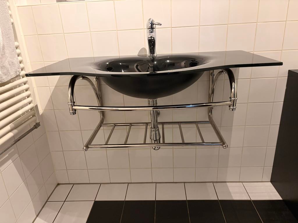Zwarte wastafel met glazen blad en chroom onderstel, Ophalen, Gebruikt, Glas, Wastafel