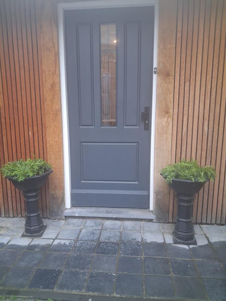 2 gietijzeren bloempotten., Antiek en Kunst, Ophalen