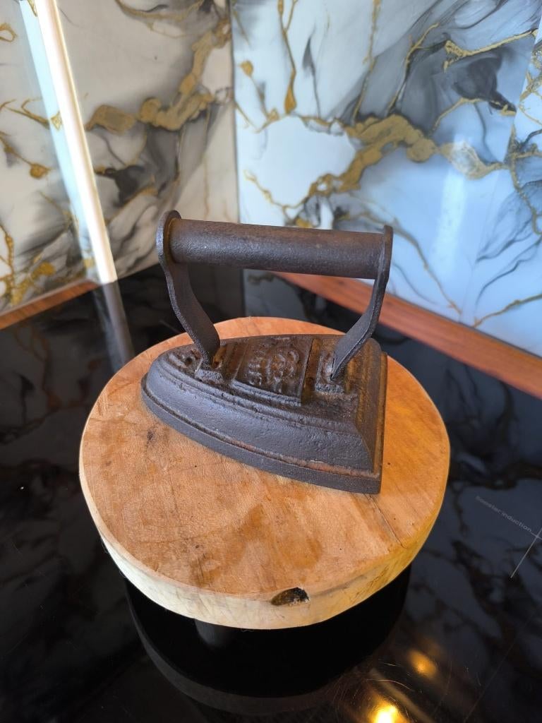 Antiek Gietijzeren Strijkijzer – Decoratief & Authentiek, Ophalen of Verzenden