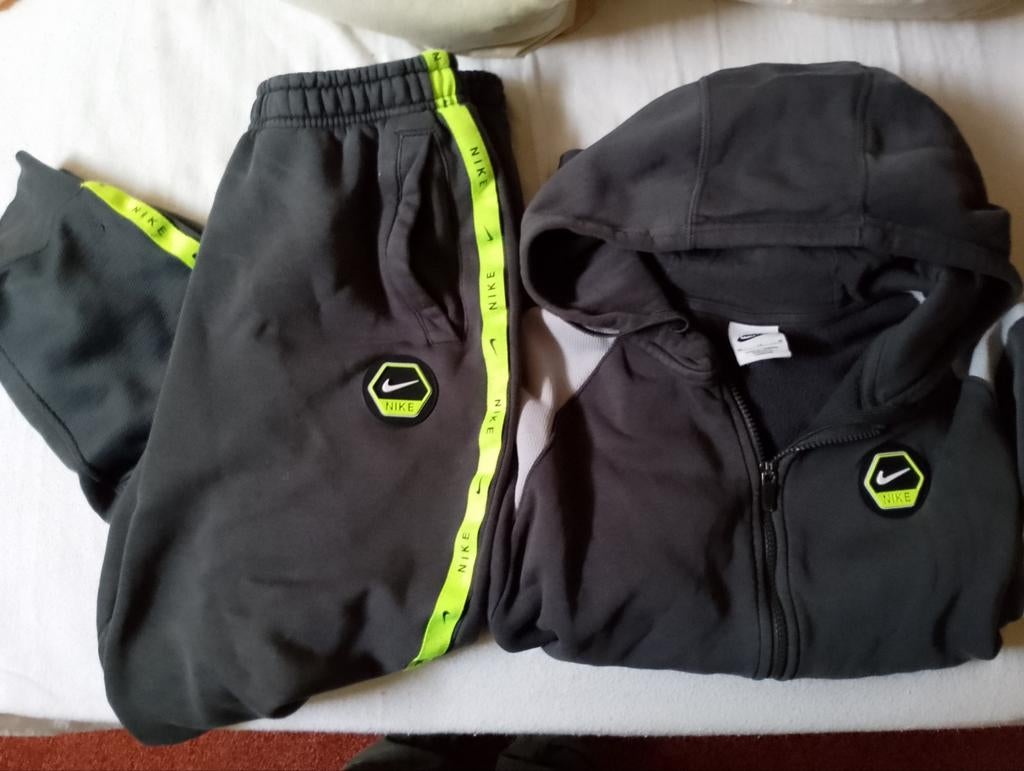 Nike trainingspak maat M nieuw, Kleding | Heren, Overige Herenkleding, Ophalen of Verzenden, Nieuw, Nike