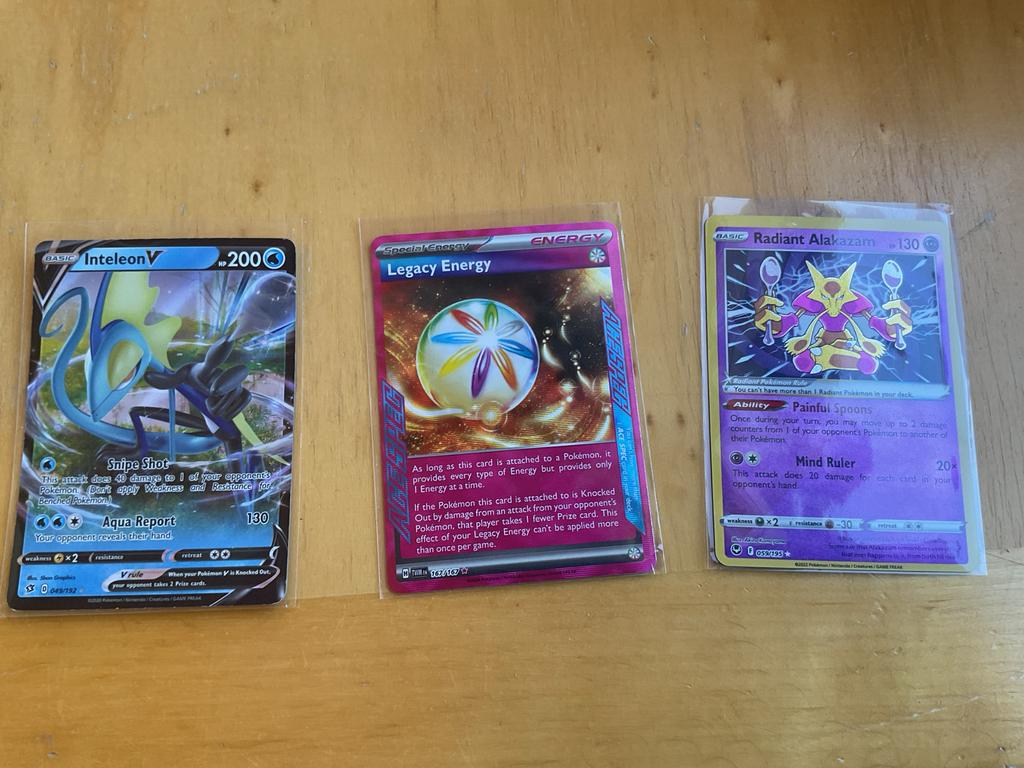 Pokémon Kaarten: Inteleon V, Legacy Energy, Radiant Alakazam, Ophalen of Verzenden, Zo goed als nieuw, Meerdere kaarten, Foil