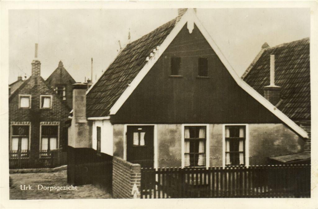 Urk. Dorpsgezicht - 1952 gelopen, Verzamelen, Ansichtkaarten | Nederland, Ophalen of Verzenden, Voor 1920, Gelopen, Flevoland