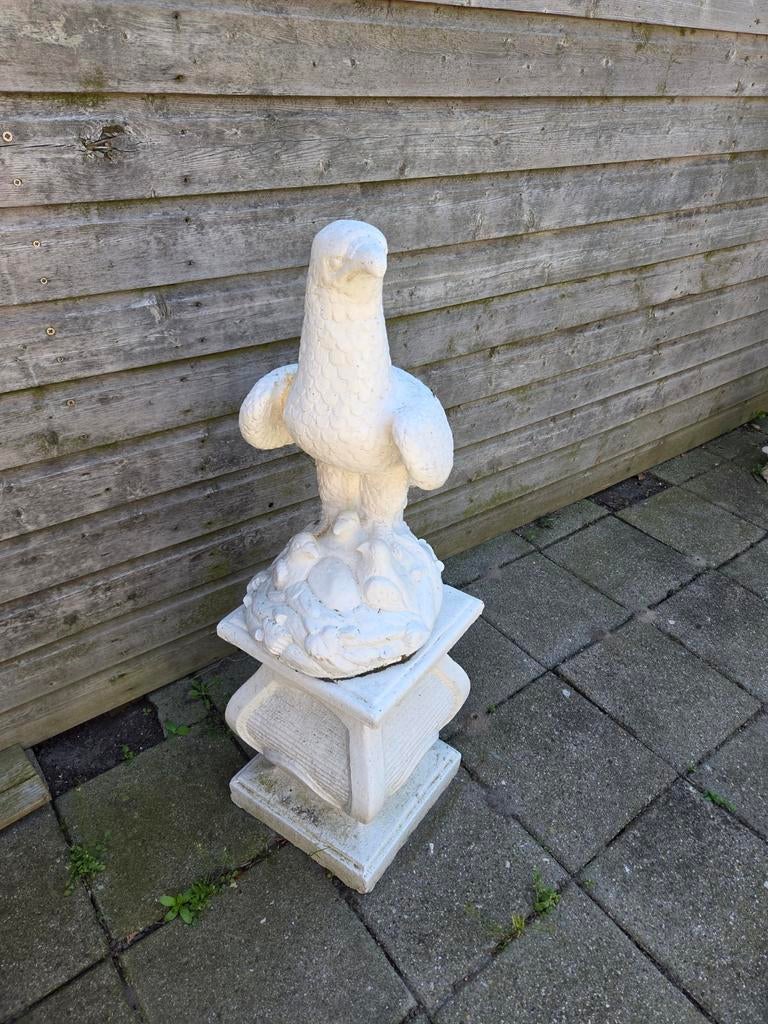 Mooie adelaar massief gegoten stenen beeld inclusief sokkel, Ophalen, Zo goed als nieuw, Beton, Dierenbeeld
