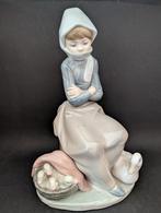 Lladro vrouw met eendjes - 1 hoofd van het kuiken gelijmd, Ophalen, Gebruikt