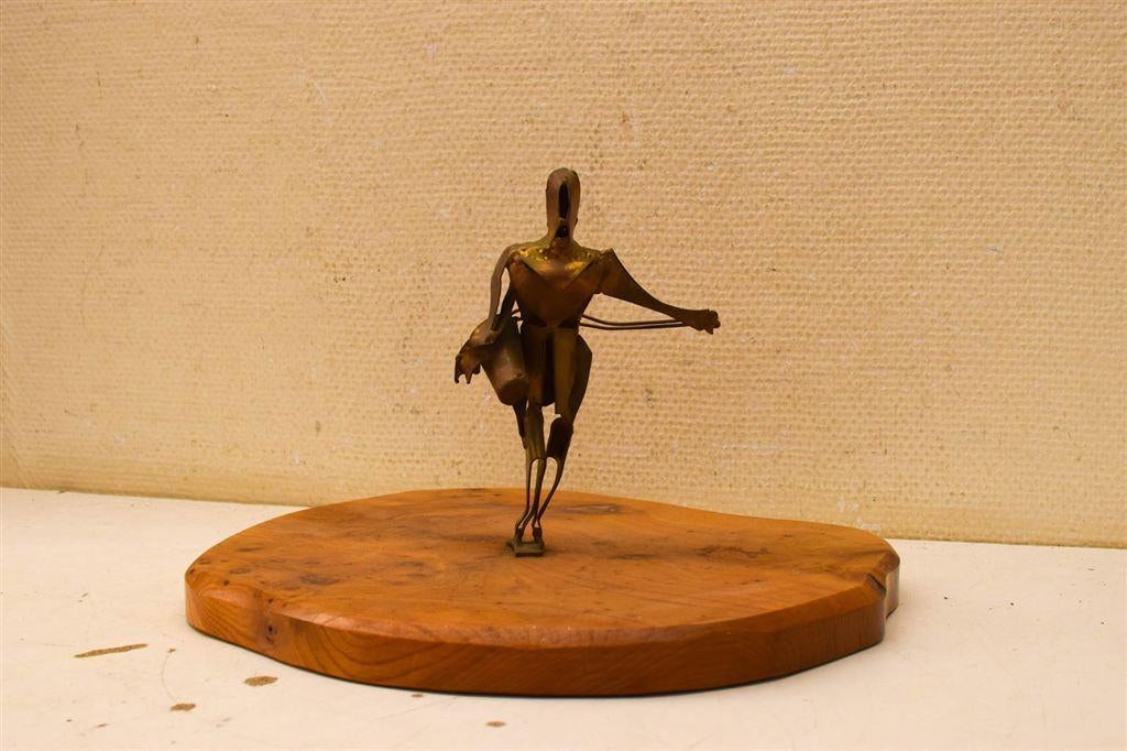 Messing beeldje op houten plank 50807, Verzamelen, Beelden en Beeldjes, Ophalen of Verzenden, Gebruikt, Dier