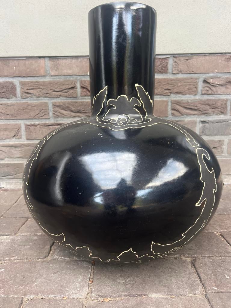 Grote zwarte vaas met decoratie - 53 cm hoog, Ophalen, Overige materialen, Gebruikt, 50 tot 75 cm
