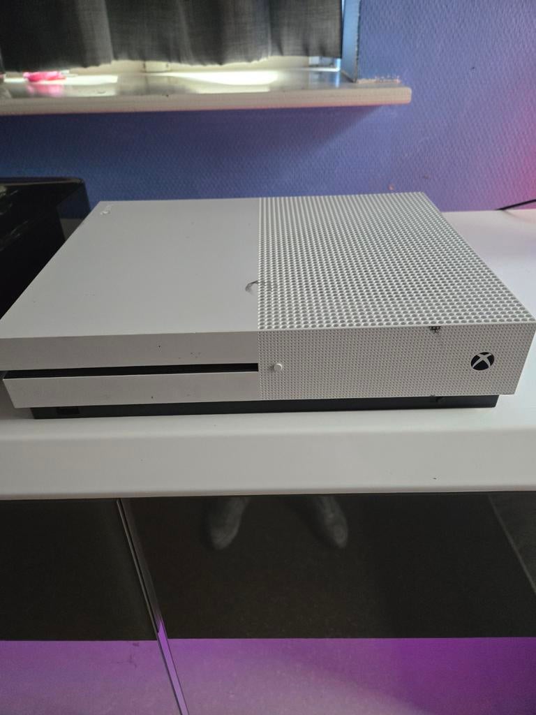 Xbox One S met 24 spellen (o.a. GTA, Hitman 2, Lego City), Verzenden, Xbox One S, Zo goed als nieuw, Met 1 controller