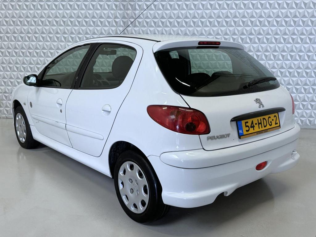 Peugeot 206 1.4 Génération 5drs Airco Cruise / APK 02-2027, Auto's, Peugeot, Voorwielaandrijving, Stof, 4 cilinders, Wit