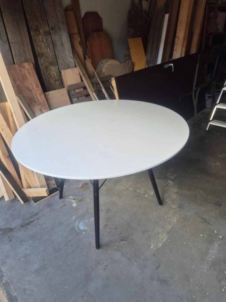 Ronde witte eettafel met zwarte poten, Huis en Inrichting, Tafels | Eettafels, Ophalen of Verzenden