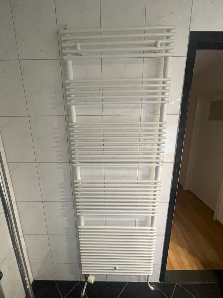Witte badkamer radiator met thermostaatknop, Doe-het-zelf en Verbouw, Verwarming en Radiatoren, Ophalen