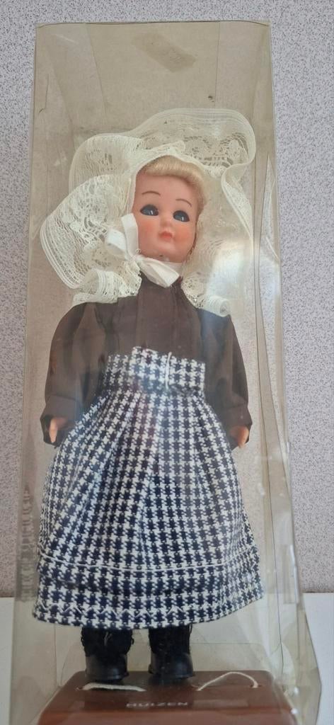 Souvenir klederdracht popje Huizen  17 cm en slaapoogjes, Ophalen of Verzenden, Zo goed als nieuw