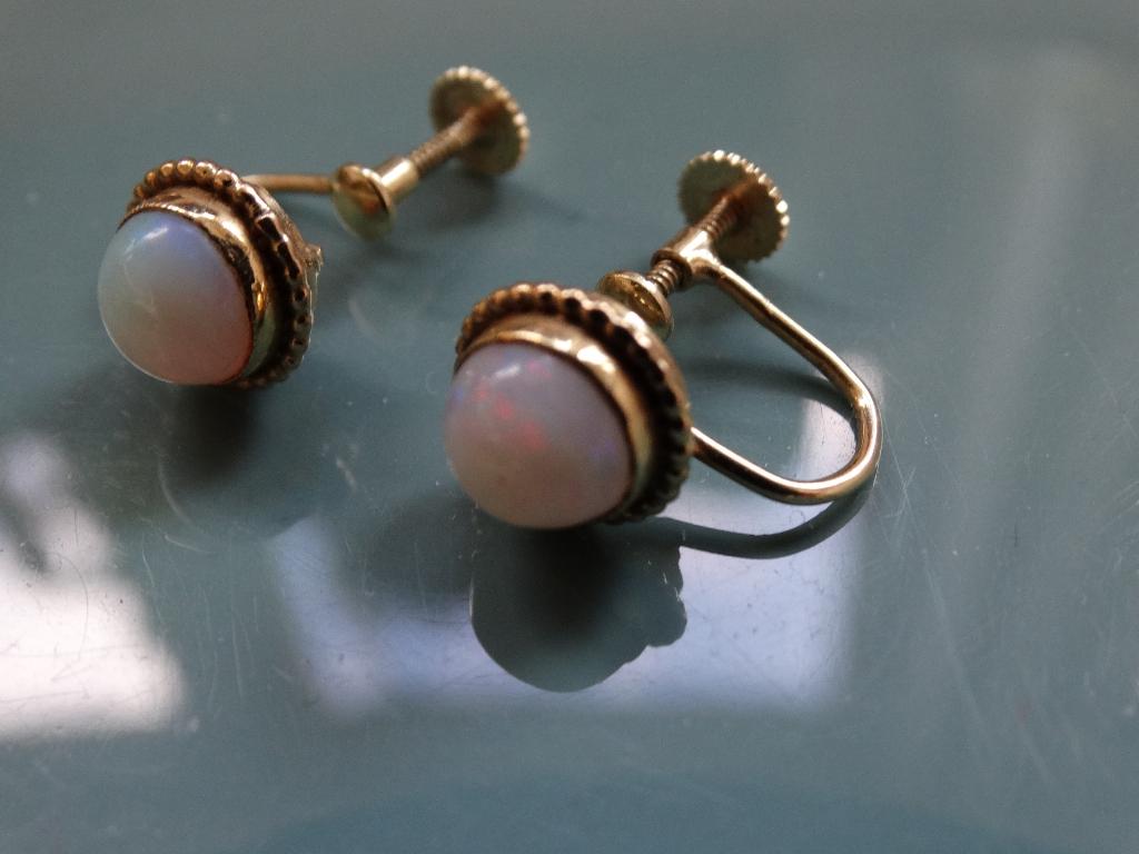 14 karaat gouden oorknoppen met opaal, opalen, 585 c schroef, Sieraden, Tassen en Uiterlijk, Antieke sieraden, Oorbellen, Goud
