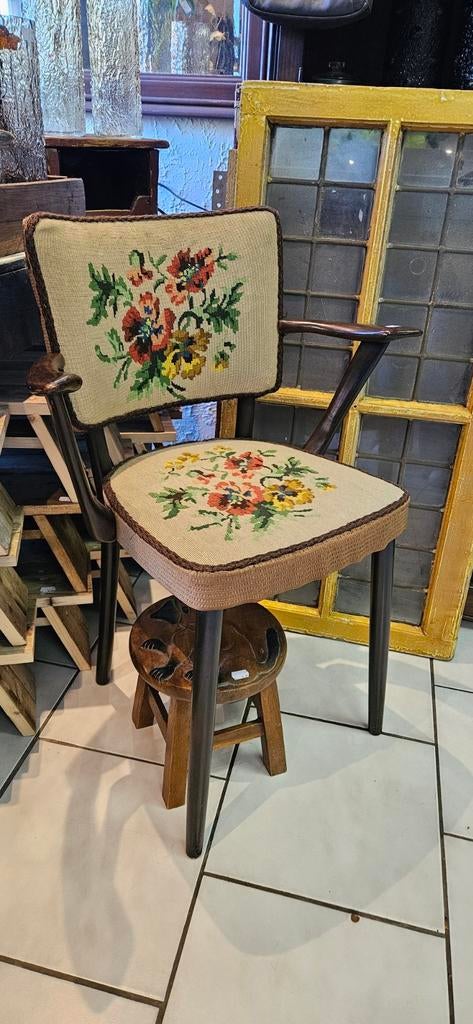 Vintage Brocante Stoeltje met Geborduurd Bloemenpatroon, Antiek en Kunst, Ophalen