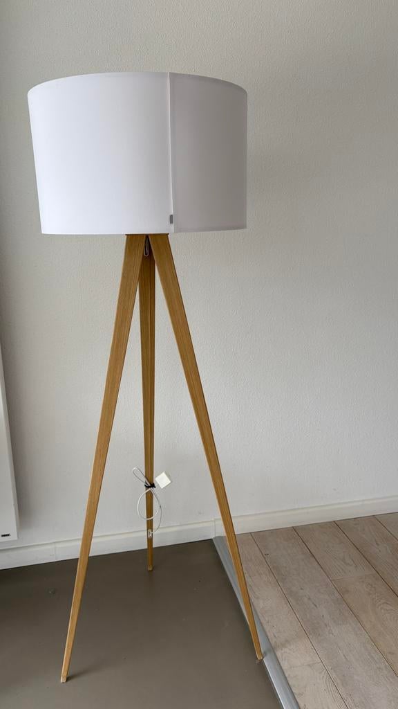 Vloerlamp Zuiver Tripot Wood, Huis en Inrichting, Lampen | Vloerlampen, Ophalen, Zo goed als nieuw, Stof, Modern