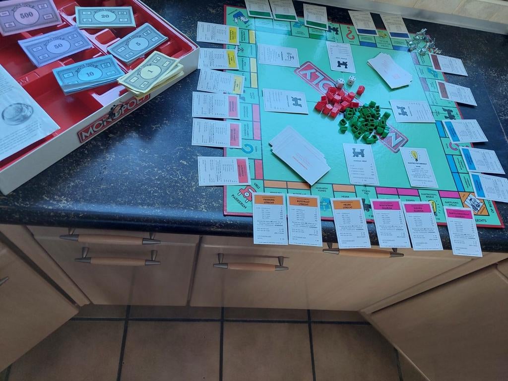 Compleet euro monopoly, Drie of vier spelers, Ophalen of Verzenden, Zo goed als nieuw, Monopoly