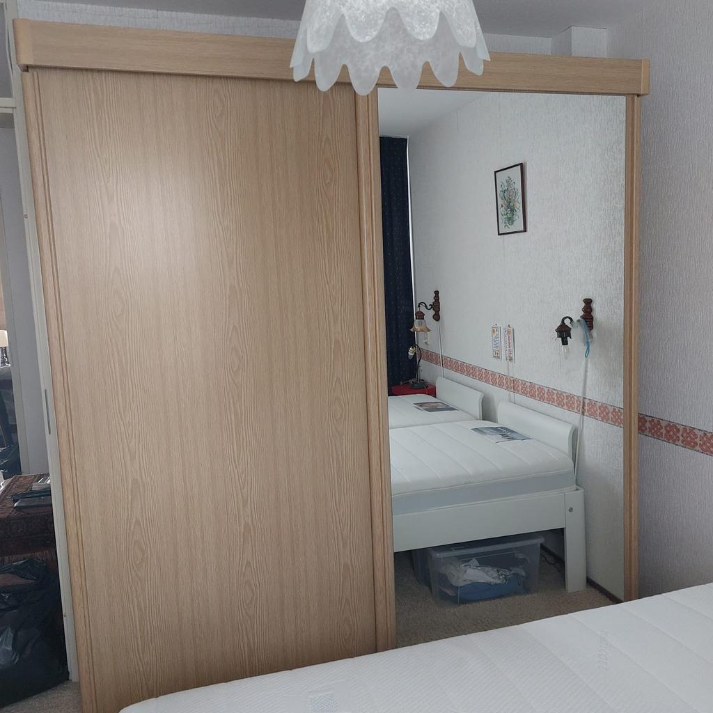 Gratis af te halen. Kledingkast met schuifdeuren en spiegel, Ophalen, Gebruikt, 100 tot 150 cm, 200 cm of meer