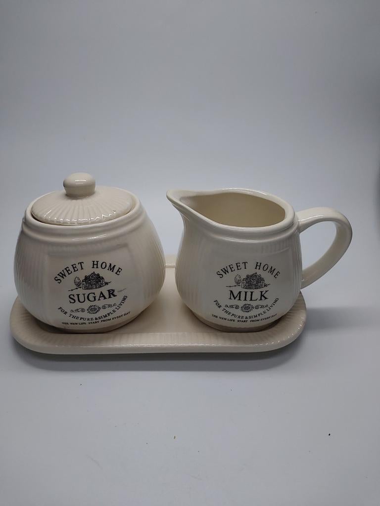 Crèmekleurig roomstel Sweet Home' op tray, Keramiek, Overige typen, Ophalen of Verzenden, Zo goed als nieuw