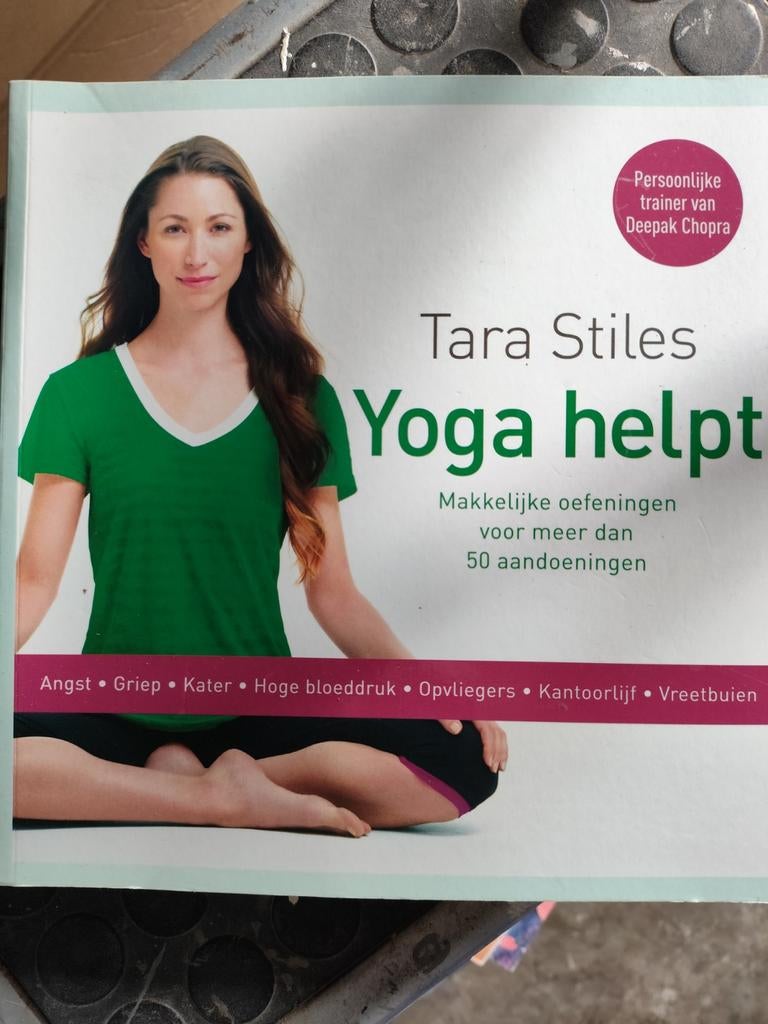 Tara Stiles - Yoga helpt, Boeken, Meditatie of Yoga, Ophalen of Verzenden, Zo goed als nieuw, Instructieboek