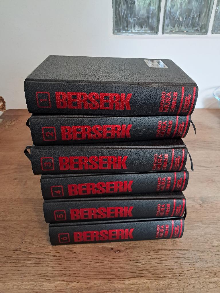 Berserk deluxe deel 1-6, Boeken, Eén stripboek, Ophalen of Verzenden, Zo goed als nieuw