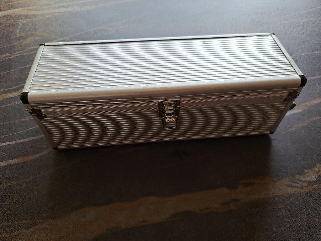 Wijnaccessoires in aluminium kist, Verzenden, Zo goed als nieuw