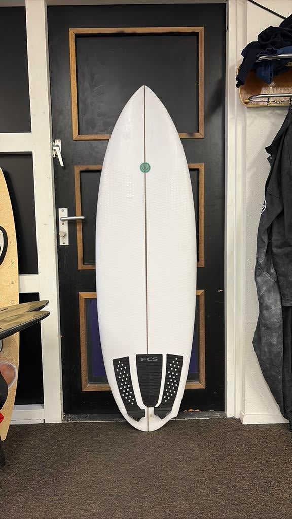 Asym surfboard 5’7 x 20,5 » x 32 Liter nieuw, Watersport en Boten, Golfsurfen, Ophalen, Nieuw, Shortboard, Met vinnen
