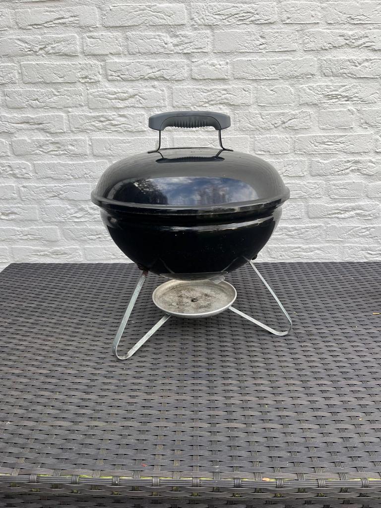 Weber bbq 30 cm met starter, Tuin en Terras, Houtskoolbarbecues, Ophalen, Zo goed als nieuw