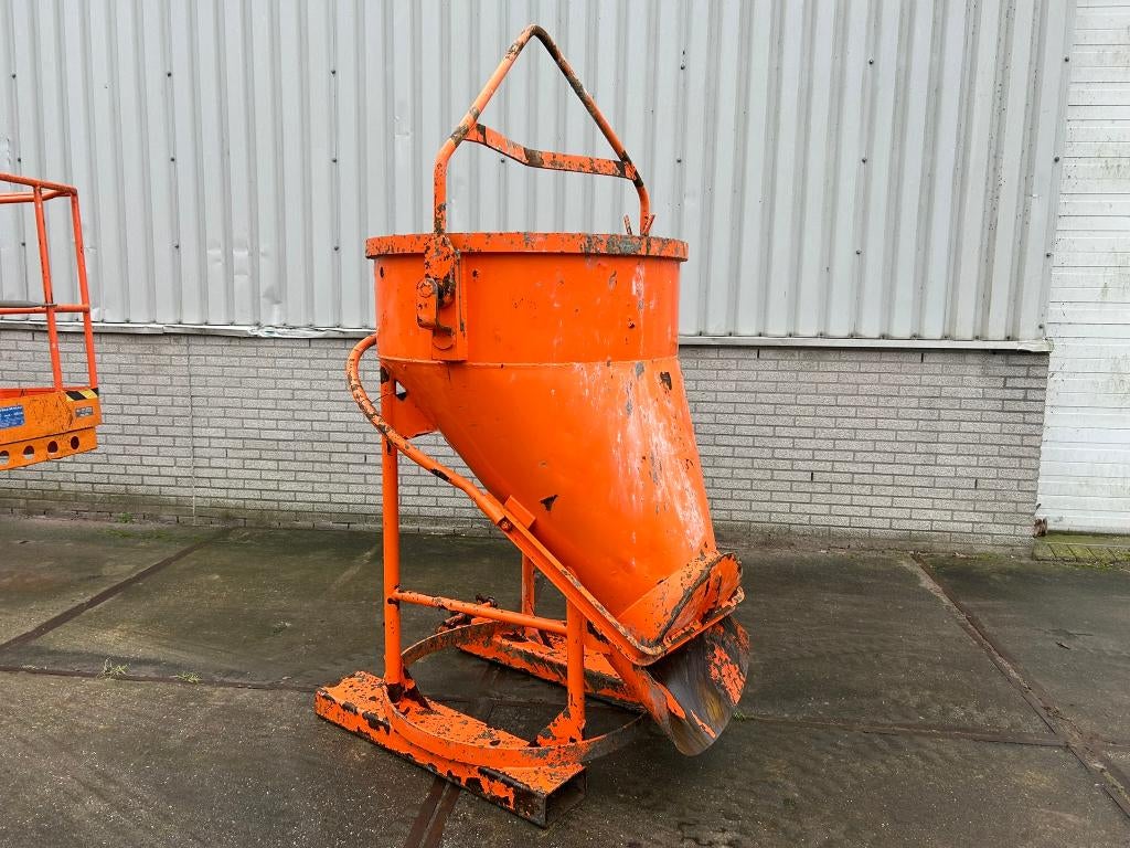Eichinger 1021.8 staande betonkubel met vorkslede 500L, Ophalen, Gebruikt