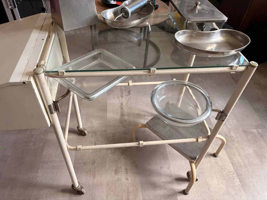 Vintage tafel huisarts ziekenhuis, Ophalen