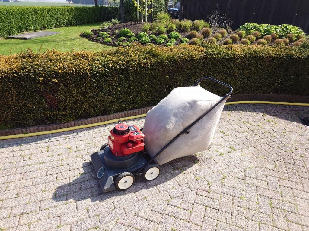 Bladzuiger met Briggs & Stratton 3.5pk motor, gebruikt, Benzine, Gebruikt, Met opvangzak, Handgedragen