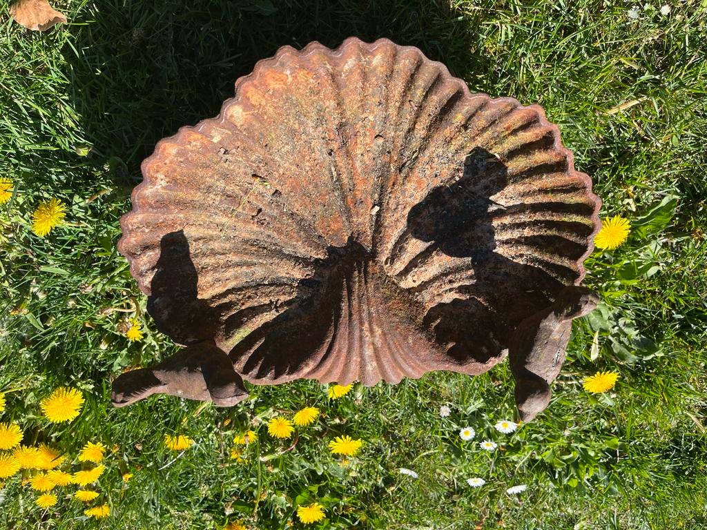 Antieke gietijzeren vogeldrinkbak met charmante patina, Ophalen, Gebruikt