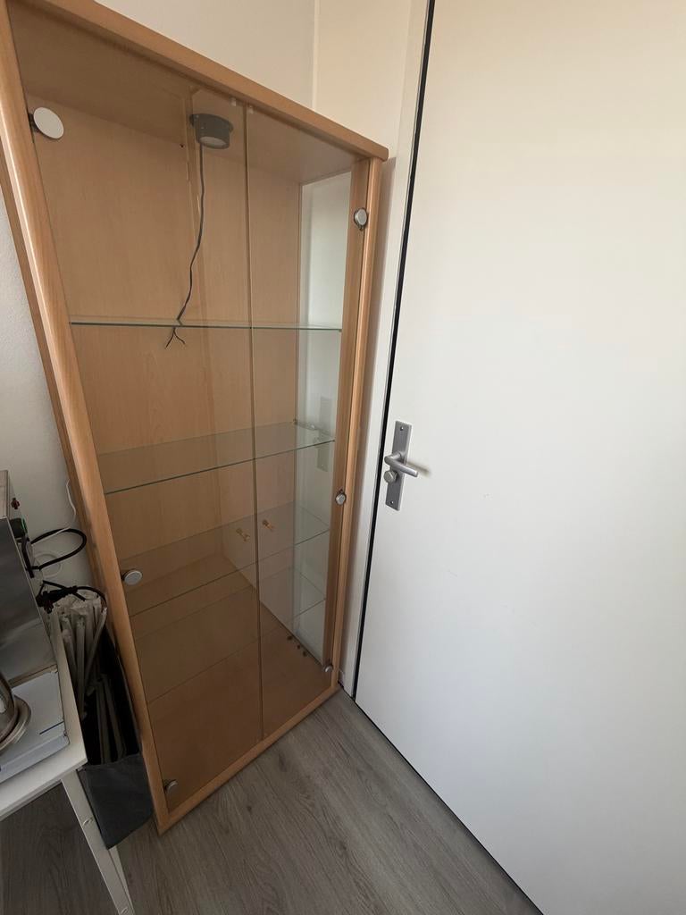 Vitrinekast met glas en verlichtingaansluiting, Ophalen