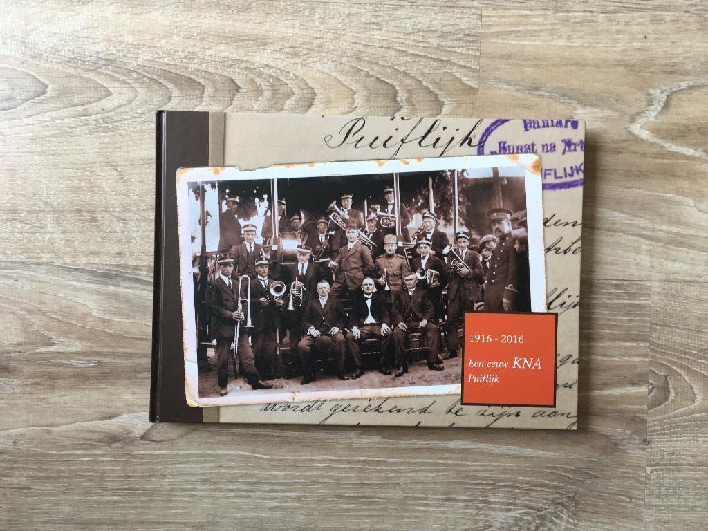 boek Puiflijk 1916 2016 eeuw KNA muziek Druten kunst arbeid, Verzenden, 19e eeuw, Zo goed als nieuw
